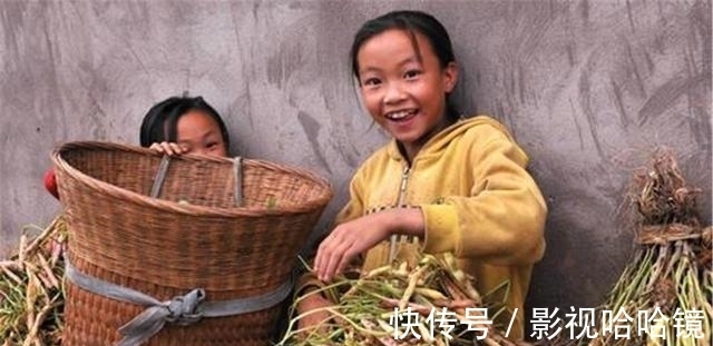 萝卜|萌娃跟着爷爷拔萝卜,接下来的一幕让人哭笑不得:这就是四脚朝天