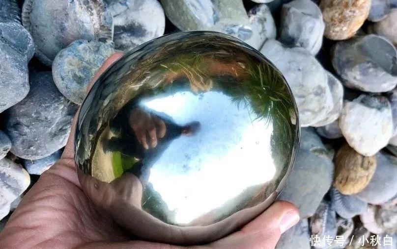 球体|业余收藏家在海滩发现一金色球体,冒险打开后,珍贵物体露了出来