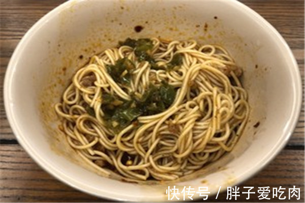 在家自做青椒酱，做法简单，颜色翠绿不发黄，好吃方便