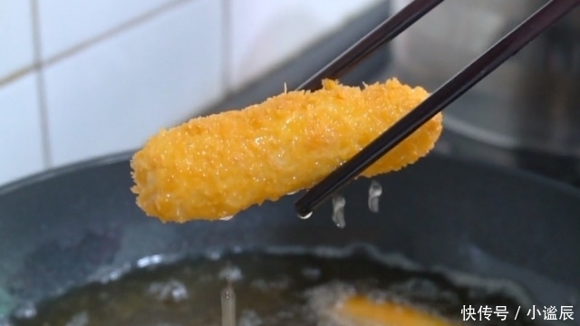 我家土豆从来不炒着吃,简单一做变成小零食,香甜酥脆,全家爱吃