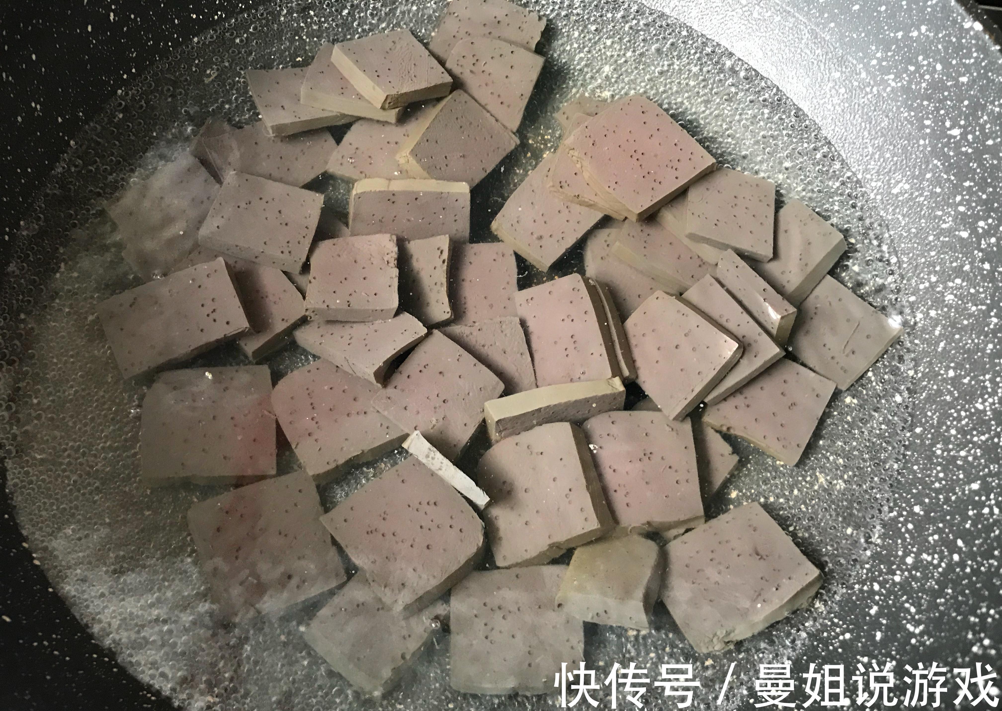 洋葱搭配羊血一起炒,不腥不膻,吃起来别有一番风味