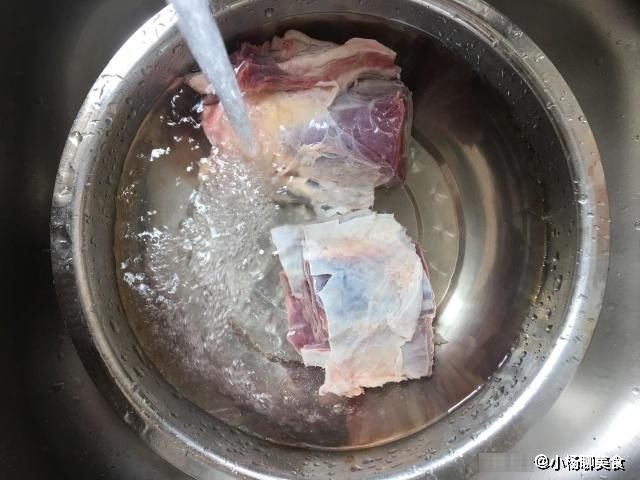 不管是炖猪肉还是炖牛肉，最忌直接焯水，否则肉又老又柴