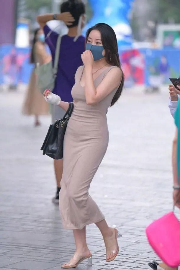 身材|长裙身材的曲线感得到了完美的展现,整个造型显得飘逸又靓丽