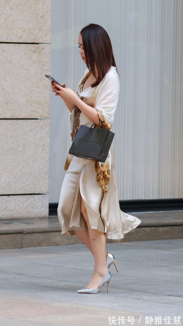 轻熟|街拍:广场附近看到的美女,轻熟典雅的气质,让人无法忘却