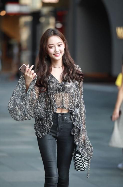 肤白貌美的小姐姐,甜甜一笑很动人,穿搭也很突出啦