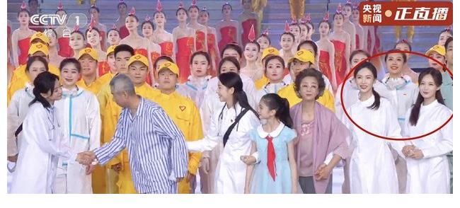 演员|《伟大征程》演员集体大合影,佟丽娅完胜,黄渤绅士手太圈粉