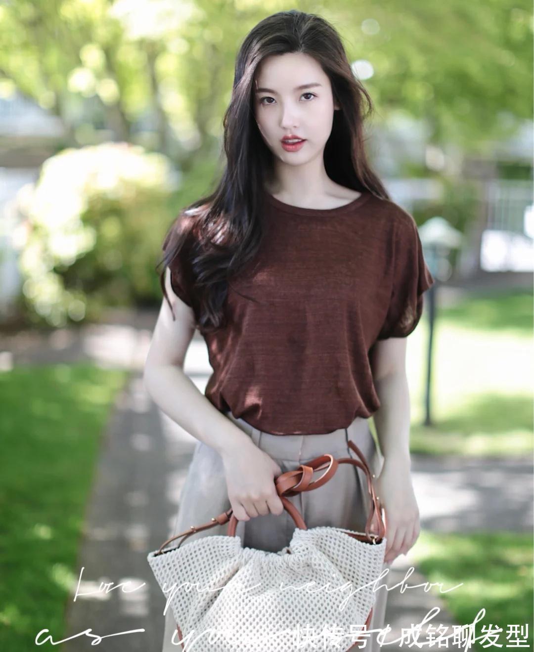 短袖|夏季谁还没几件T恤?学学这几个搭配小技巧,普通短袖也有高级感