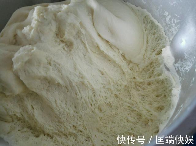 面团|发面时,别只会加酵母粉!多加1勺它,馒头膨松洁白,香甜可口
