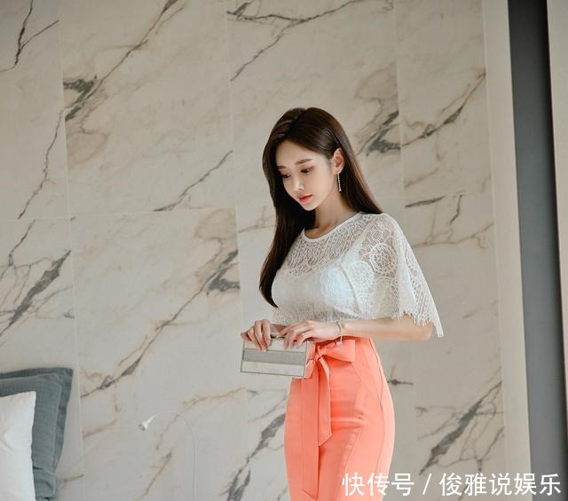 孙允珠|孙允珠高清美图漫雪橘红雅彩卷花文艺包臀裙