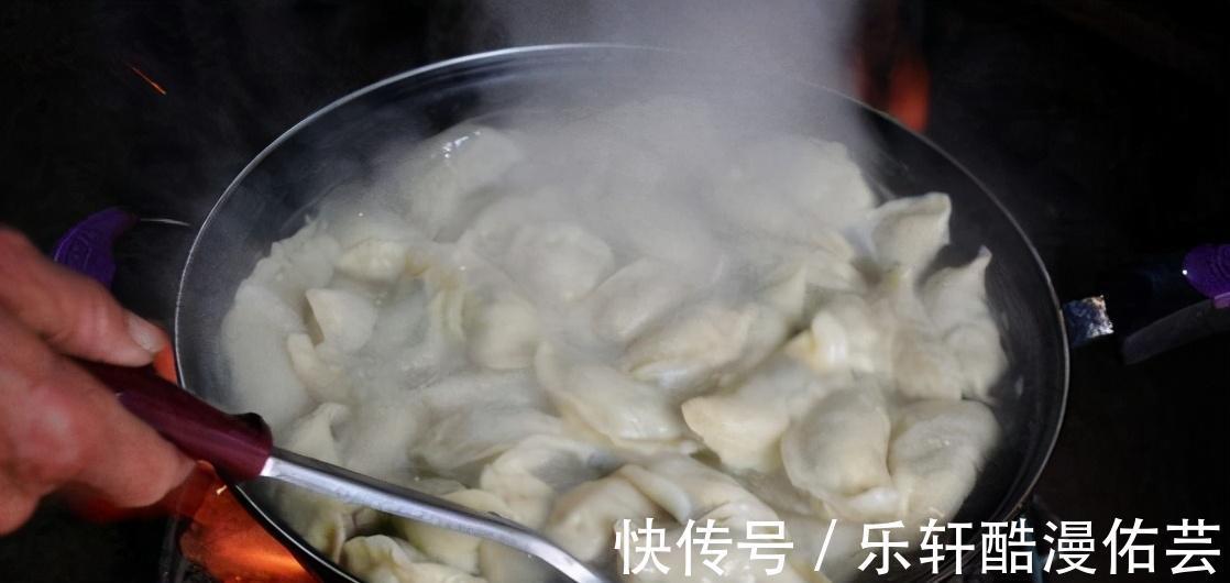 吃不完的饺子，最忌直接放冰箱，教你一招，饺子不开裂不破皮！
