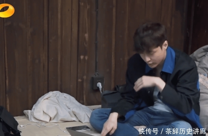 私事|张艺兴停止向往5录制,躲在房间里做私事,黄磊请错人了吗