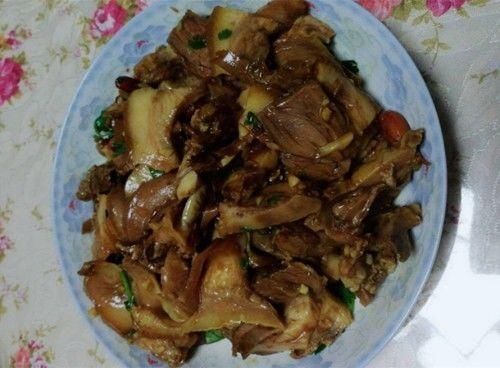 暑假婆婆帮忙带孩子，我给两千生活费，看到桌上的菜，我又给三千