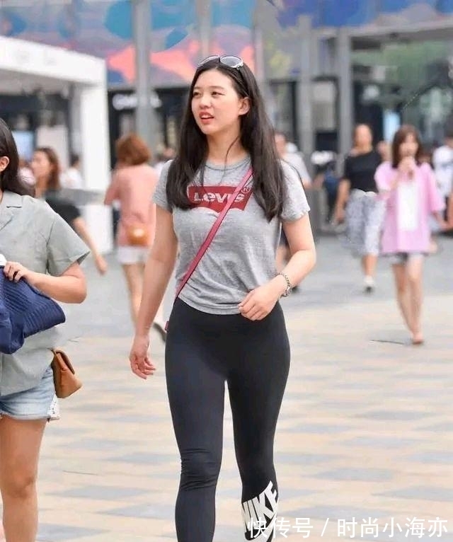 logo 紧身的运动穿搭,不仅舒服透气,修身效果也是很不错