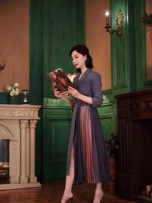 西装裤已经失宠了，今年流行的是“西装裙”，不少明星都在穿