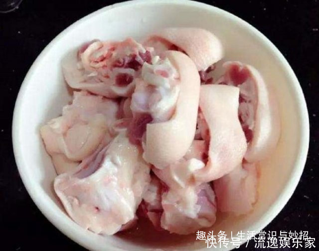 猪肉|炖猪蹄时,万万不可直接放盐,多加点“它”,猪肉软烂不油腻