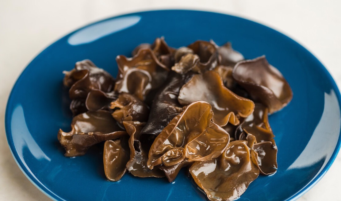 木耳切记不要直接泡,教你一招,虫卵全跑掉,10分钟泡得又大又软