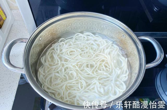 主食|夏天必备清爽主食鸡丝凉面，拌一拌10分钟上桌，酸辣又开胃