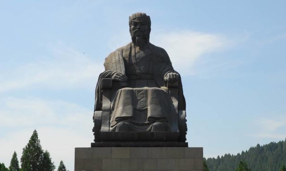 刘备|诸葛亮为何选择刘备,而不是曹操?水镜先生这句话道破玄机