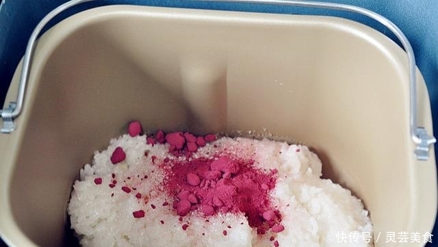  一杯糯米一碗红豆，蒸熟加搅拌，即成又香又软的糯米糕，再不用买