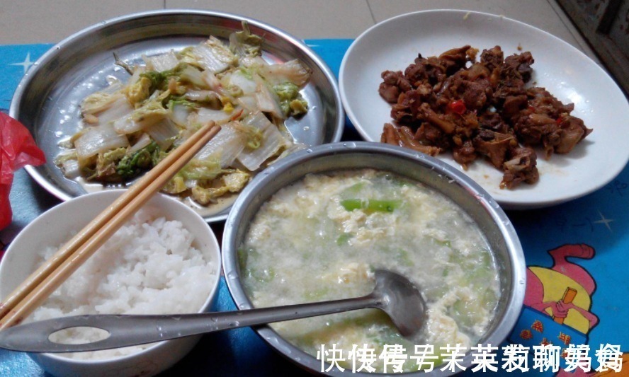 美芽|“不愿吃儿子有口水的剩饭”一碗剩饭,炸出了一群嫌娃恶心的亲妈