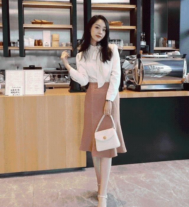 运动鞋|穿裙子都不配运动鞋，今夏流行这样穿