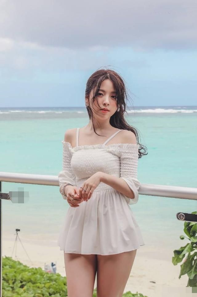 尽显|皮肤白皙的气质美女,一身前卫时尚的穿搭尽显女神风范