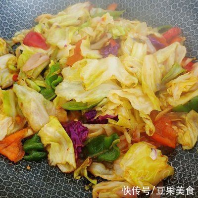 保留|餐桌上的保留项目酸柿辣椒爆甘蓝，隔段时间就做一次