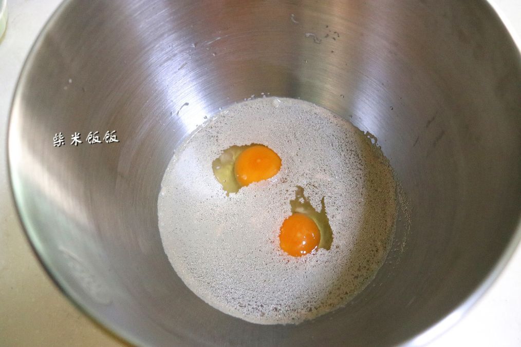 做成|1碗面粉,2个鸡蛋,做成的小饼外酥里软,比面包还好吃
