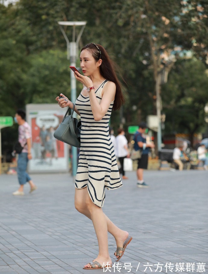 衣服|“随手”穿出门的衣服，款式简单，连搭配平底鞋都“耀眼”！