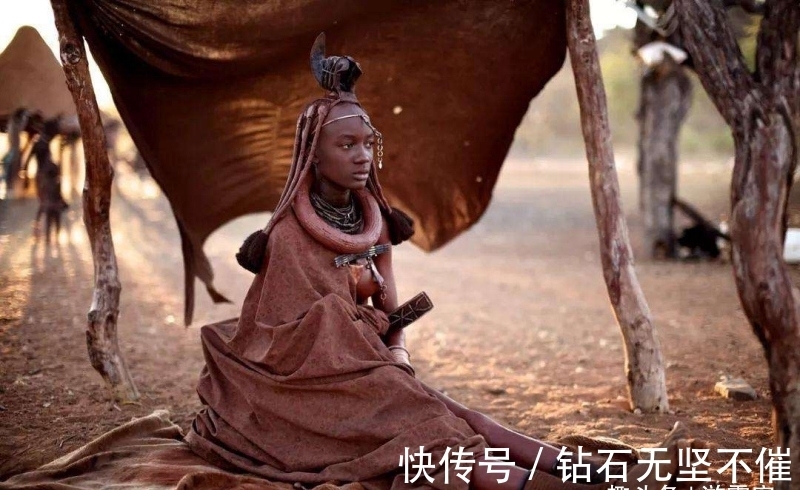 牛腿|非洲原始部落:男子都能生撕牛腿,每人8块腹肌!女人用大树接生