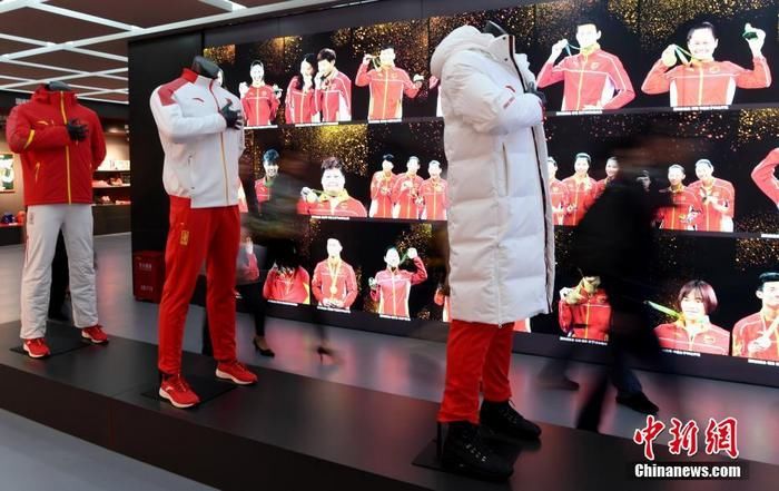 品牌|安踏营收跑赢阿迪达斯，你也改穿“国货”了？