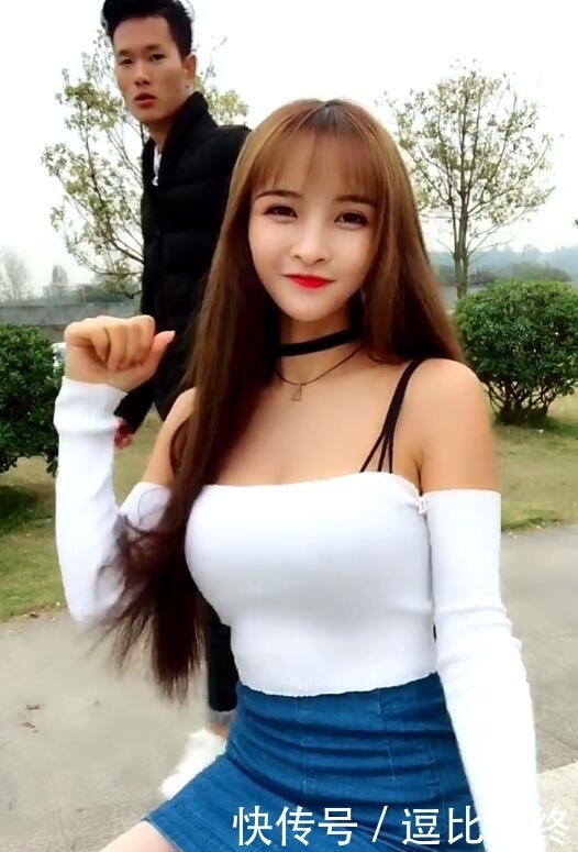 合影|经典蓝白搭配,凸显少女完美的身材,要是能一起合影就好了