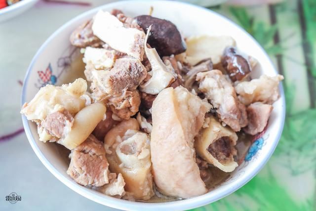 三爷爷家请吃饭,满满一桌农家菜,煮了2锅米饭,大伙吃了个精光