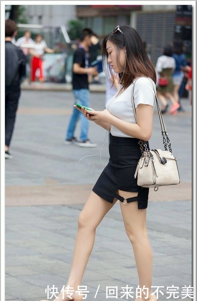 街拍:美女穿搭性感,图三时尚的紧身裙,大秀完美好身材