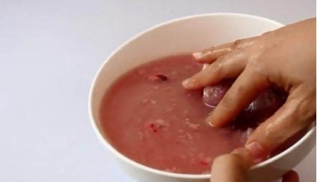 排骨别再用开水焯了，往水里放点它，血水和脏东西自动跑出来！