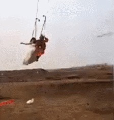 |搞笑GIF:见过荡秋千的,没见过骑摩托车荡秋千的