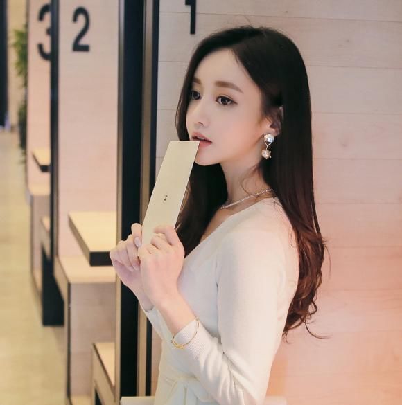 孙允珠长发飘逸气质典雅，穿V领长袖上衣搭镂空包臀裙，性感迷人