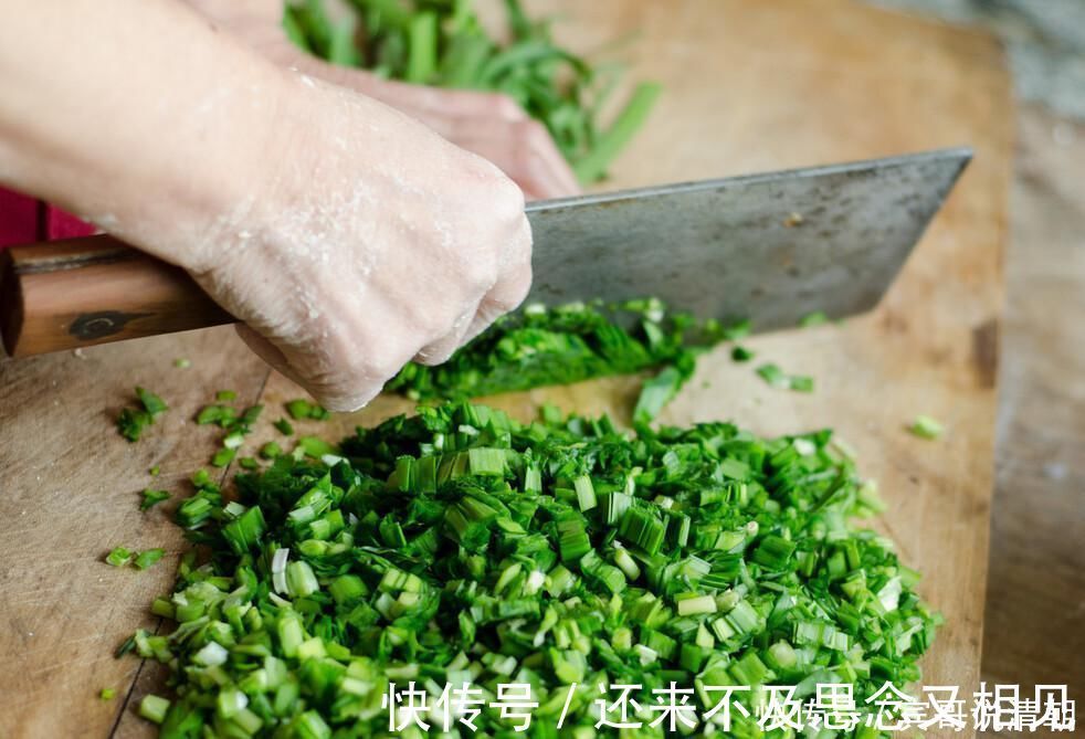 爽口|调韭菜鸡蛋馅,无需太多香料,3样就够了,包出来的饺子鲜香爽口