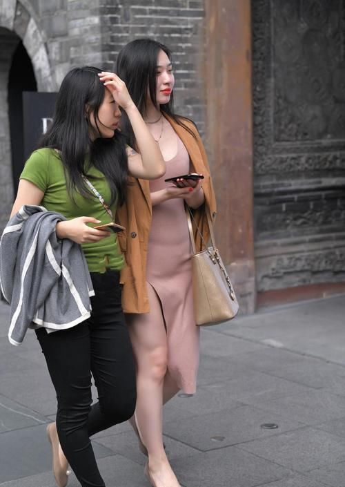 贵妇不注意细节，裙子都“劈叉”了，她却用来当“排气口”