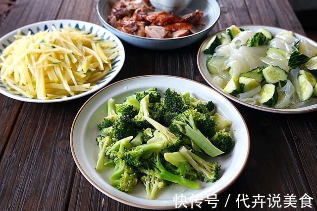 外甥女来吃午饭,大鱼大肉不爱吃,偏要吃蔬菜,三道蔬菜吃个精光