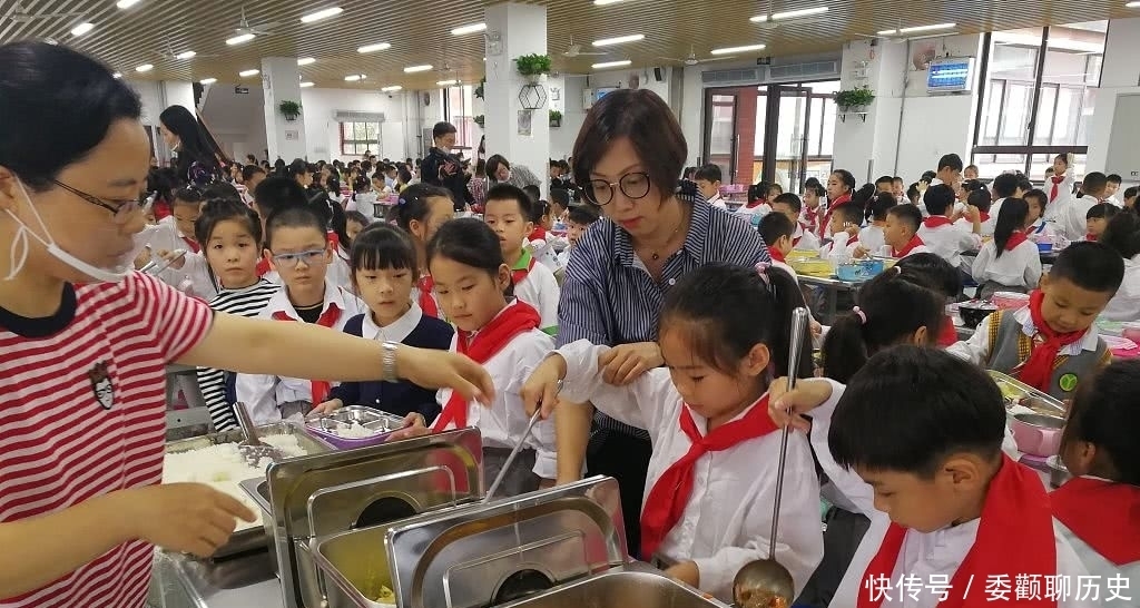 小学食堂实行食材集中配送，孩子们吃得开心，家长们也放心