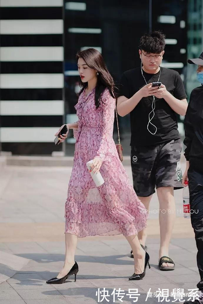 小姐姐短裤搭配一双白色的尖头高跟鞋,彰显了甜美的气质感