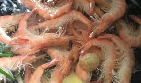 做法|水煮大虾,有人放盐,有人放醋,厨师长教你正确方法做,嫩又滑