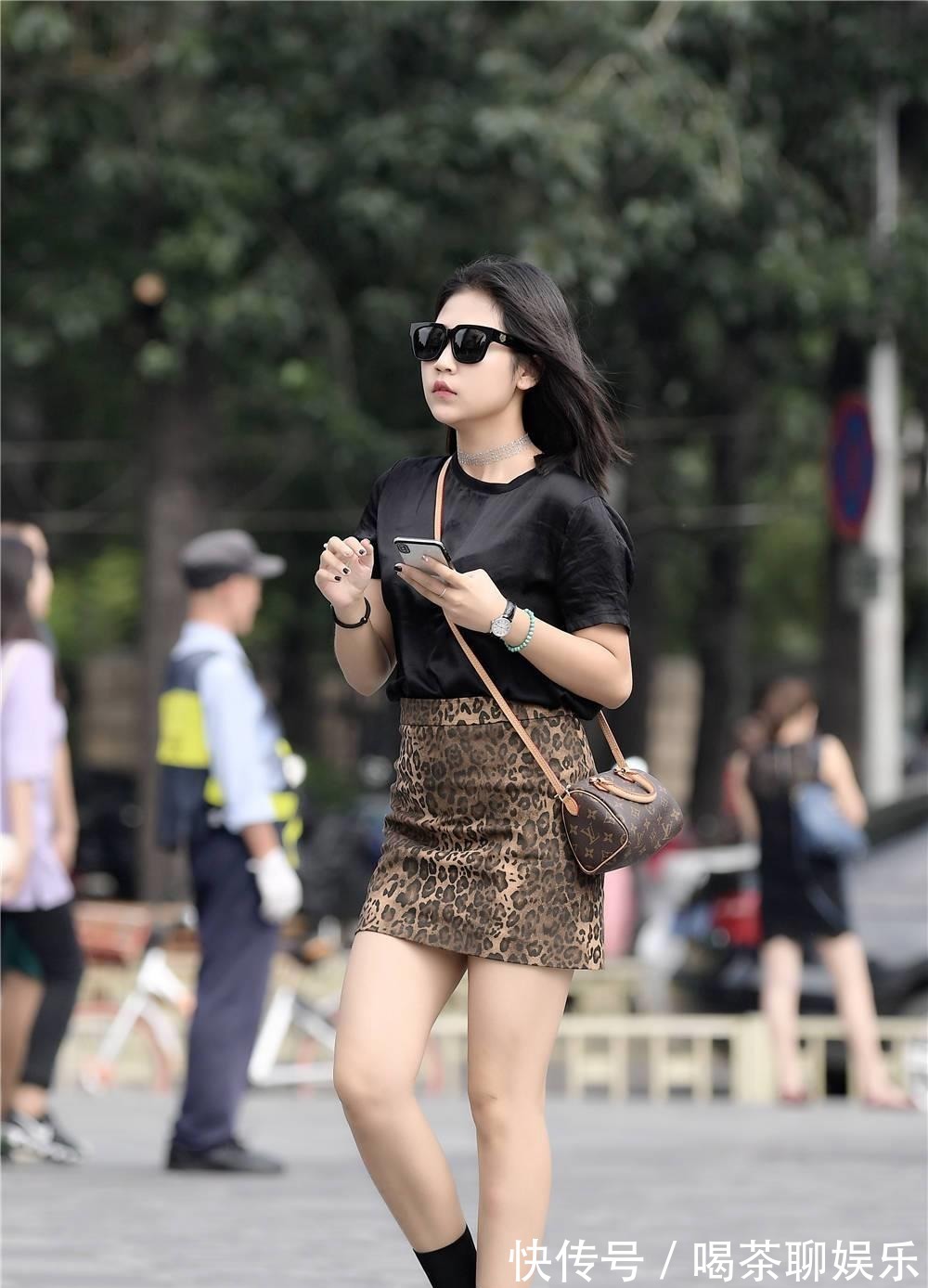 豹纹|豹纹包臀裙搭配黑色半袖,黑色粗跟修身短靴,秋季穿出简约范