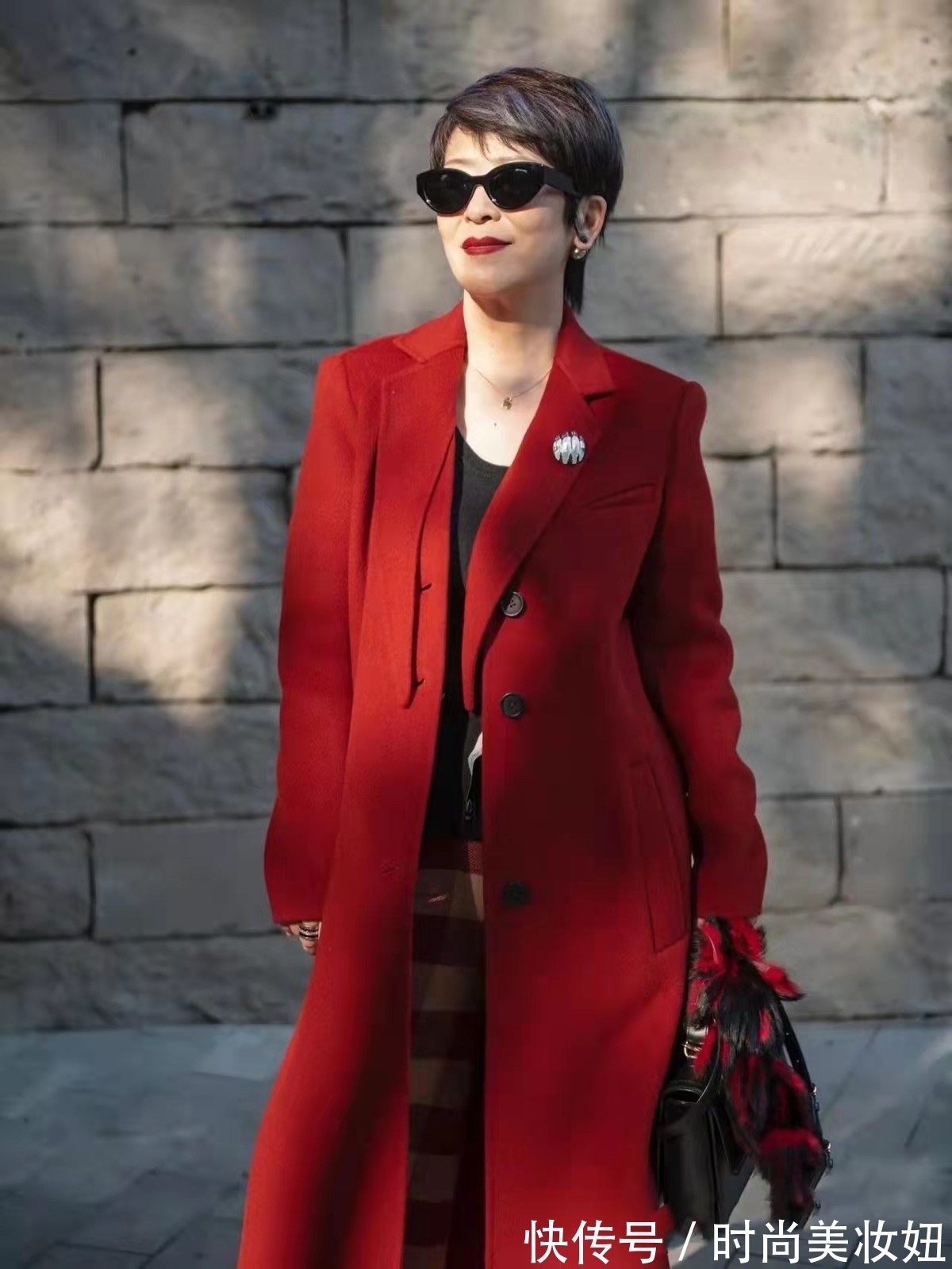 新年 50岁女人“新年”就该这样穿,喜庆洋气又显气质,照穿美成焦点