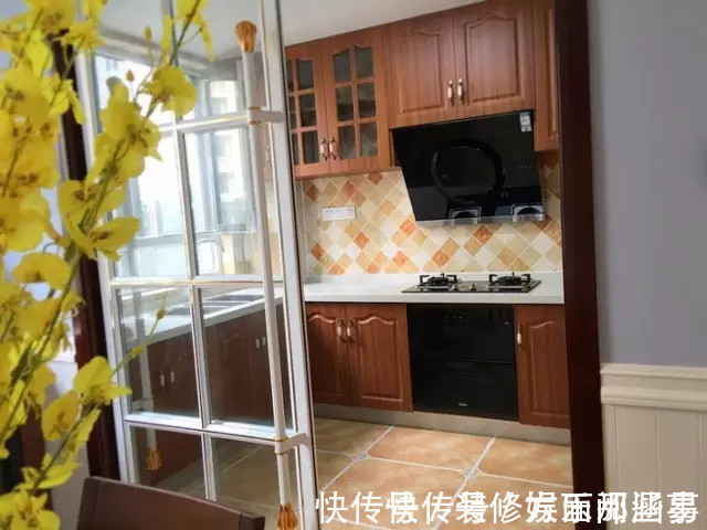 餐厅|106平现代风三居室,横木吊顶的走廊将休闲的乡村风味带到室内