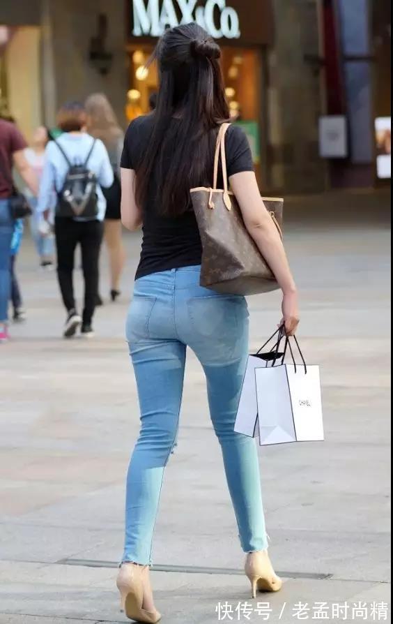 长裤 街拍:长相清秀气质淑女穿牛仔长裤翘臀的性感美女