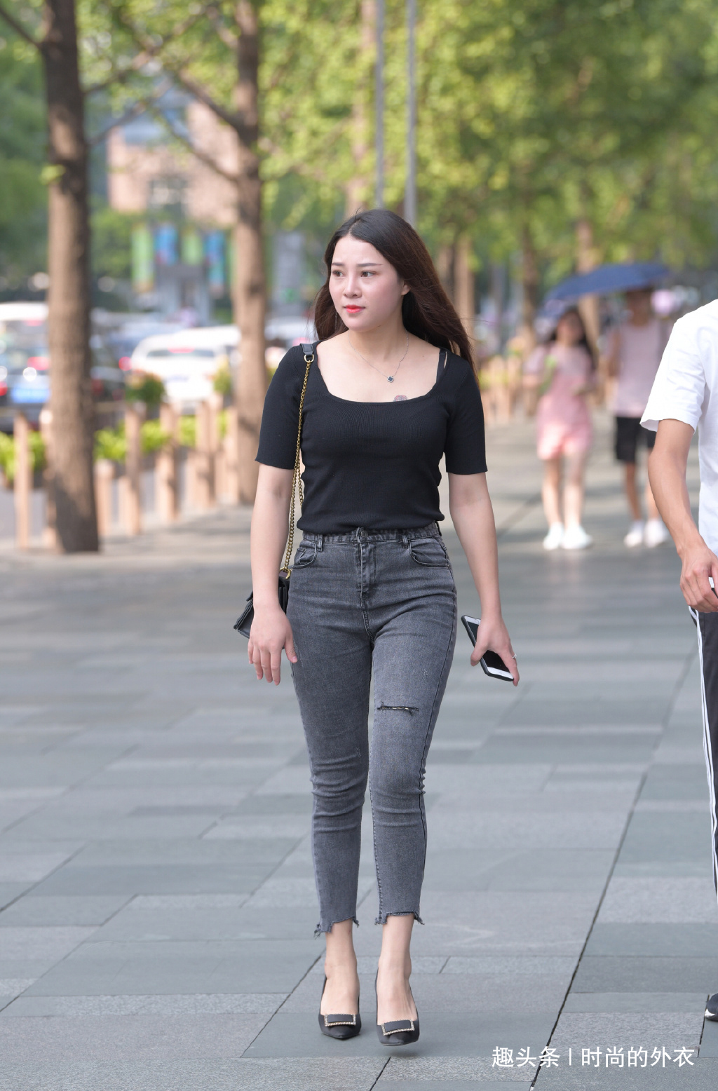 女生 微胖女生的夏日穿搭，简单休闲又显瘦，值得借鉴