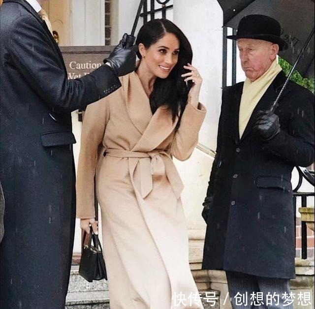 哈利 梅根搭配好清爽,白色套装配礼貌不油腻,哈利全程呵护状态不错!