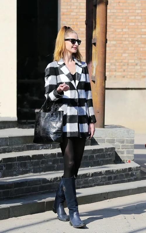 街拍:越穿越有高级感的高筒靴美女